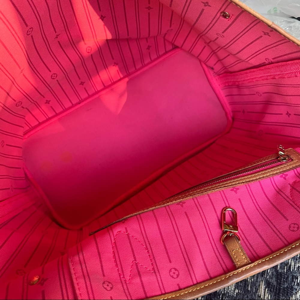 Louis Vuitton Roses Neverfull MM - Picture 10 of 16